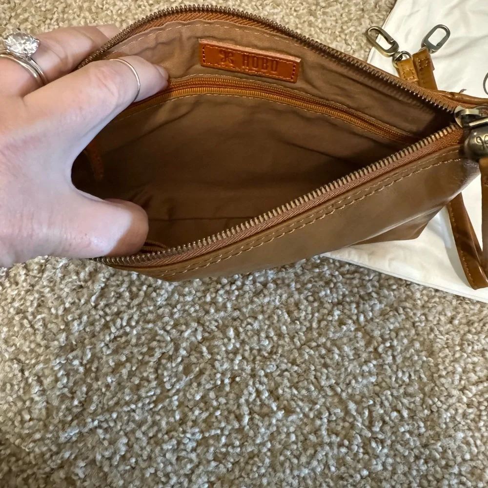 HOBO Elegant Tan (Truffle) Leather Crossbody Bag - Picture 8 of 9